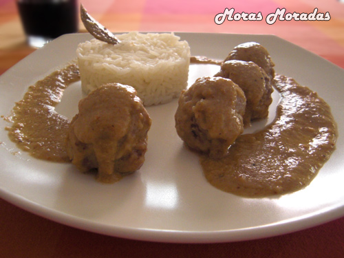 albóndigas en salsa de almendras