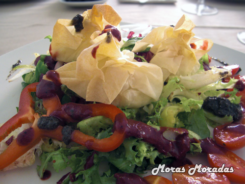 ensalada de saquitos de queso de cabra con vinagreta de frutos del bosque