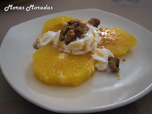 naranjas con nata, miel y nueces