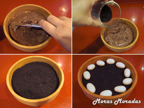 Decorar con tierra de galleta el bizcocho en la maceta