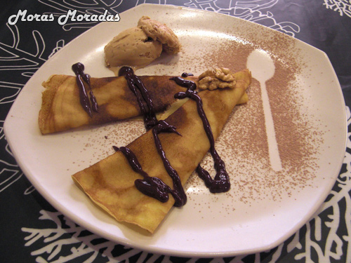 crepe con chocolate caliente y helado de turrón