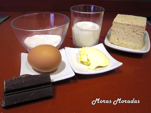 ingredientes para hacer crepe con chocolate caliente y helado de turrón