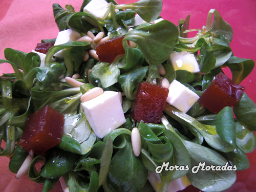 ensalada de canónigos con queso fresco, membrillo y piñones