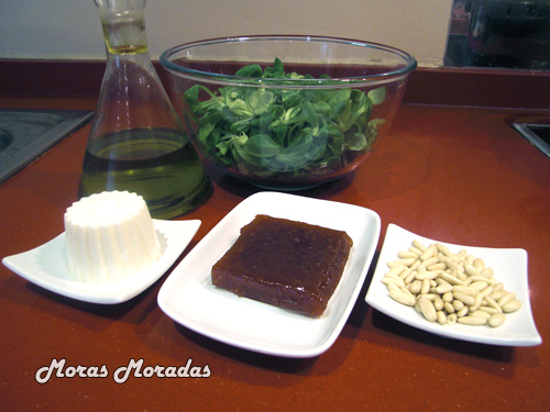 ingredientes para hacer la ensalada de canónigos, queso fresco y membrillo