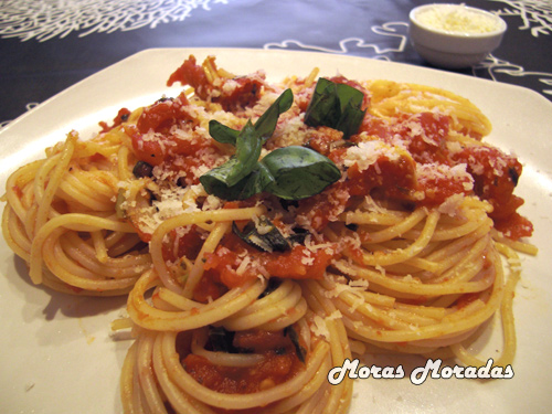 espaguetis con salsa de tomate
