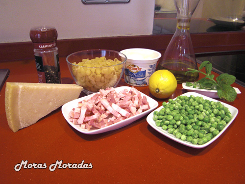 ingredientes para hacer mini coditos de pasta con salsa cremosa de bacon ahumado y guisantes