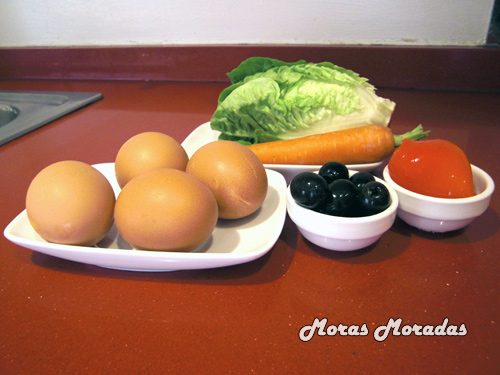 ingredientes para hacer pollitos y gallina hechos de huevo