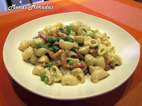 mini coditos de pasta con salsa cremosa de bacon ahumado y guisantes
