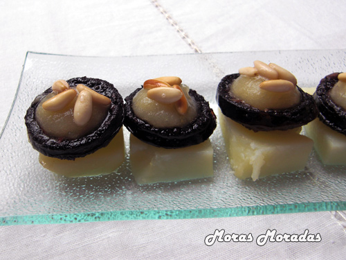 montadito de patata, morcilla y compota de manzana