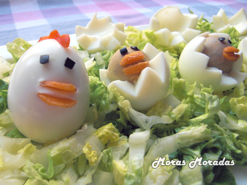 pollitos y gallina hechos de huevo
