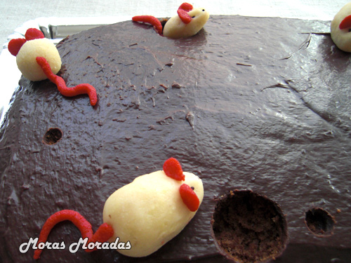 detalle de la mona de chocolate "malditos roedores"