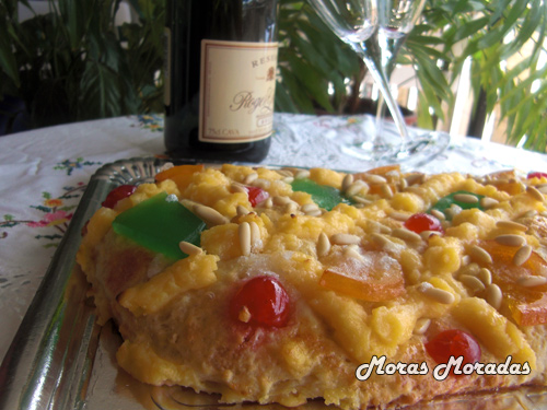 coca de San Juan con crema y frutas confitadas