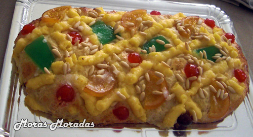 coca de San Juan con crema y frutas confitadas