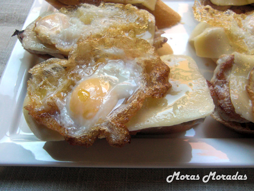 montadito de lomo, queso y huevos de codorniz